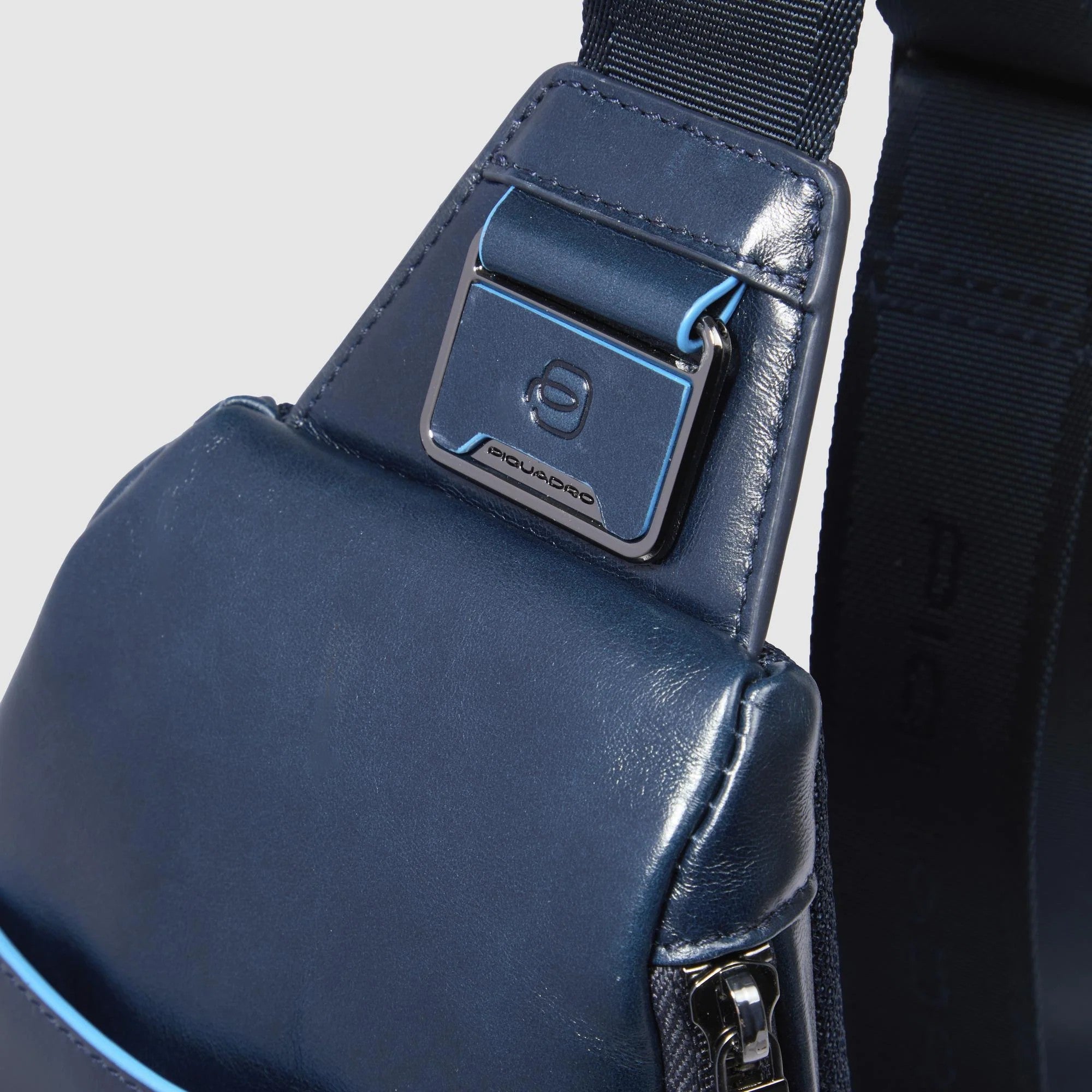 Piquadro monospalla in pelle "Blue Square" CA5577B2.BLU2