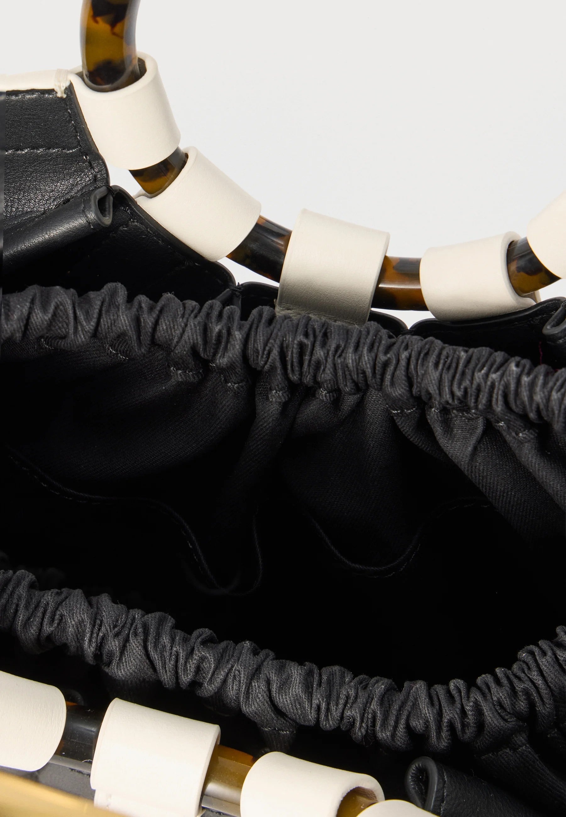 Coccinelle borsa a mano in pelle "Shell Bicolor" Bianco e nero E1U5B180201.806 PEARL/NOIR