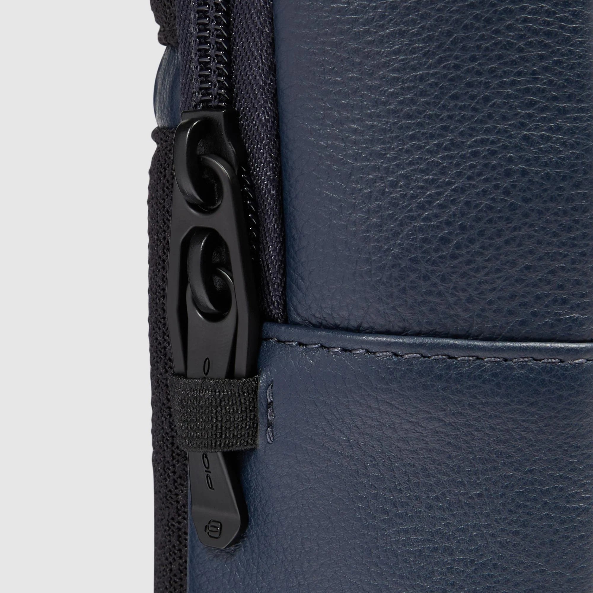 Piquadro monospalla in pelle "Russel" Blu CA6764W137.BLU