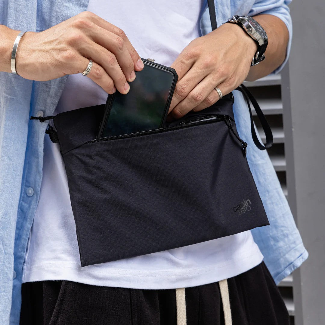 Cabin Zero pochette in tessuto "Classic" Nero CZ40.1201 ABSOLUTE BLACK